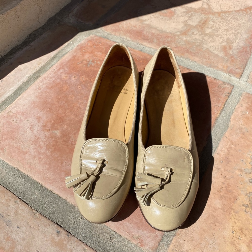 Brooks Brothers classic loafer. Good condition in ivory cream. Size 6.5 Narrow